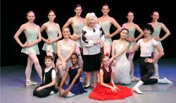Francia Albrecht (center) with students in the Dance Institute of The University of Akron.